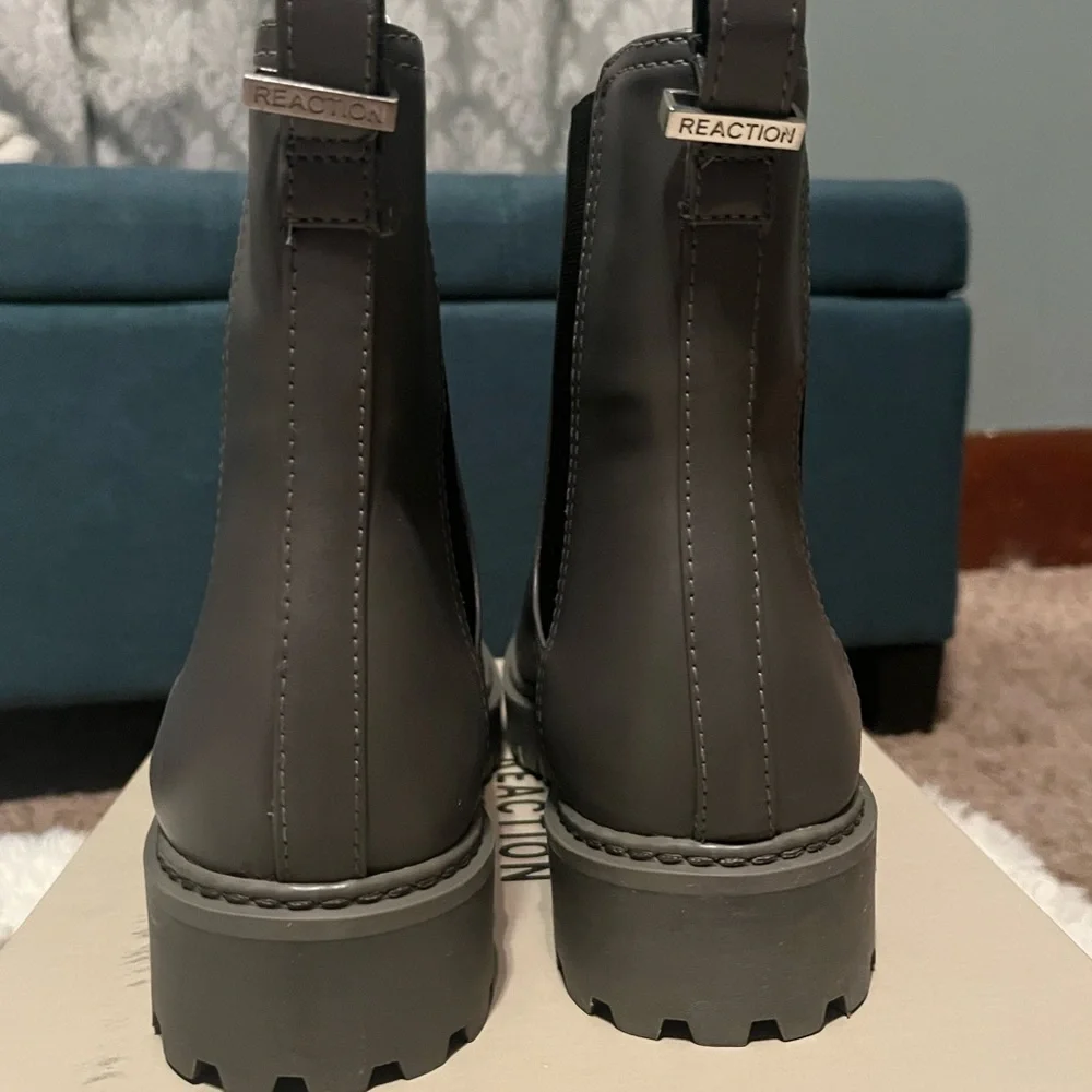 NWT Kenneth Cole Chelsea Boots